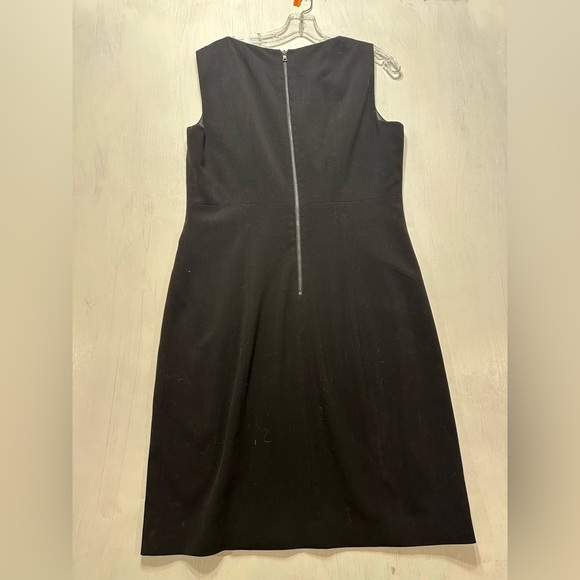 T Tahari Black Sleeveless Sheath Dress Women’s Size 12 Classic Little Black Dres - Picture 7 of 9